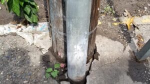 daños a un poste de la cfe tras choque en culiacan arranca
