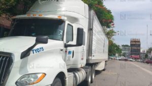 daños a un poste de la cfe tras choque en culiacan trailer
