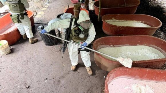 Fuerzas federales golpean al crimen en Michoacán; desmantelan un narcolaboratorio y aseguran cajetillas de cigarros