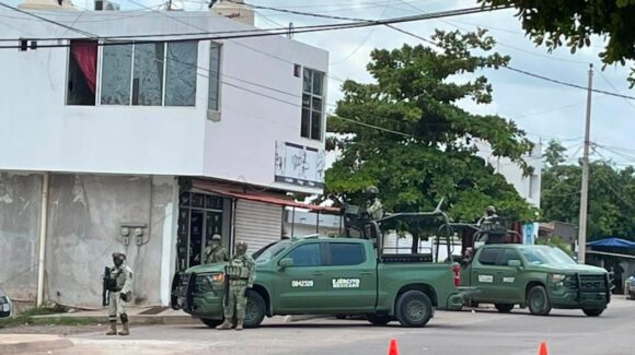 Militares despliegan operativo en inmueble señalado por presunta venta de droga en Guamúchil