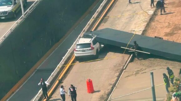 Fotos y video: Desplome de gigantesca estructura alcanza a camioneta y deja al menos una víctima mortal, en Edomex