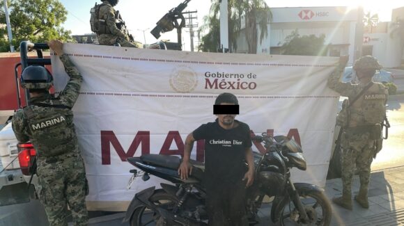 ¡En plena Zona Dorada! Detiene Marina a infractor en Mazatlán, Sinaloa; viajaba en moto con reporte de robo y en Acaponeta rescatan a joven privado de su libertad