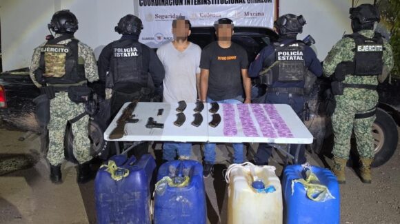 Detienen a dos hombres con armas, presunta droga y 200 litros de gasolina en zona rural de Mazatlán, Sinaloa