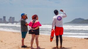 detienen a bañista por desafiar cierre de playa en mazatlan