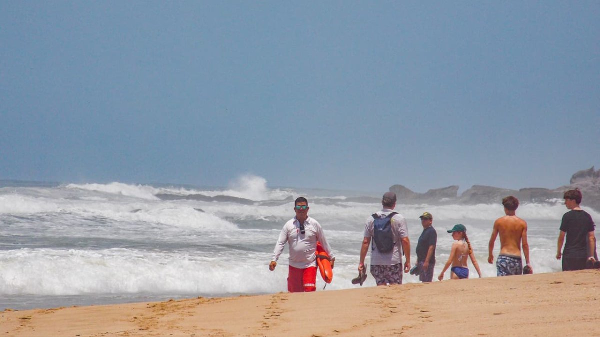 detienen a bañista por desafiar cierre de playa en mazatlan sin