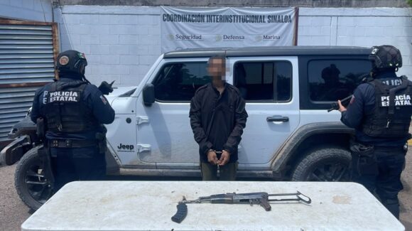 Detienen a hombre con una AK-47 en Navolato, Sinaloa