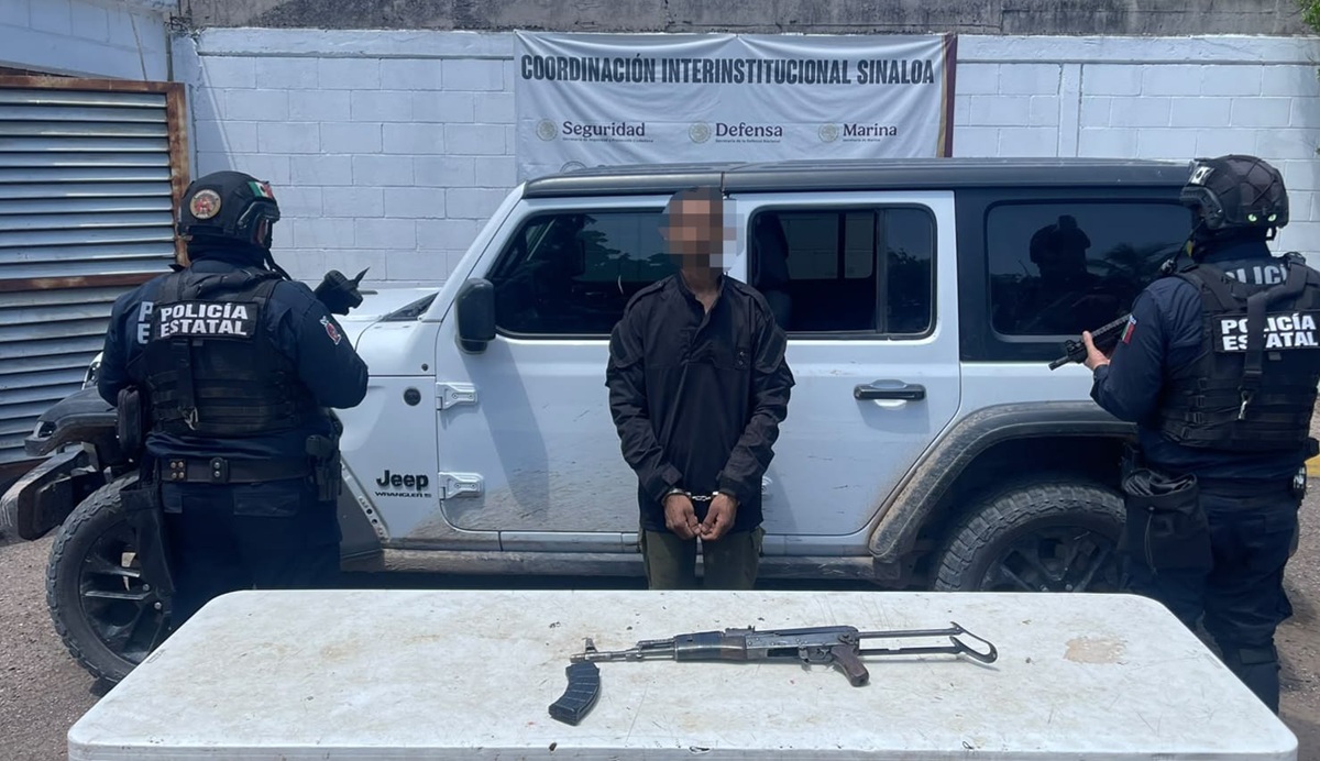 Detienen a hombre con AK-47 en Navolato