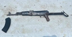 Detienen a hombre con AK-47 en Navolato