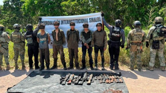 Detienen a ocho en operativos de Sinaloa; asegurando también 29 armas largas y presunta droga en Agua Verde, Rosario