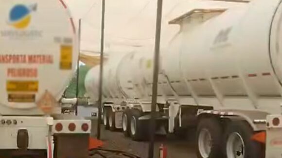 Aseguran pipa con 124 mil litros de gasolina, armas y vehículos y detienen a tres durante operativo en Mazatlán, Sinaloa