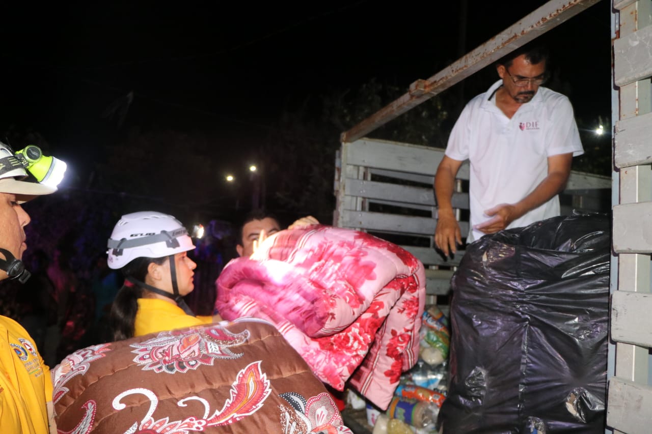 DIF Mazatlán entrega apoyos a familias afectadas por incendio en Acantos