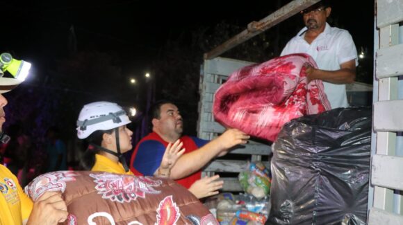 Tras incendio que consumió 10 viviendas, DIF Mazatlán, Sinaloa, lleva apoyo a familias damnificadas