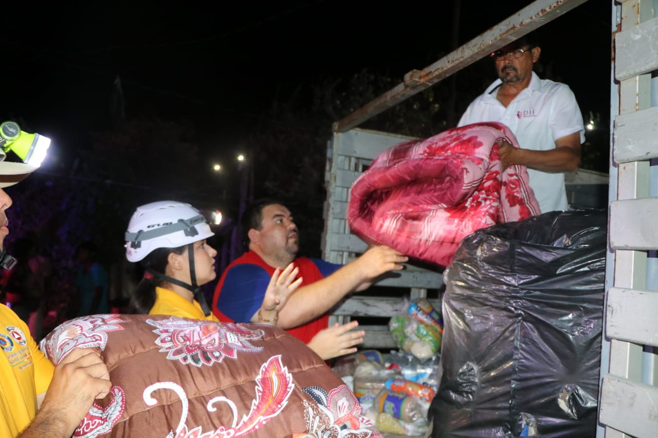DIF Mazatlán entrega apoyos a familias afectadas por incendio en Acantos
