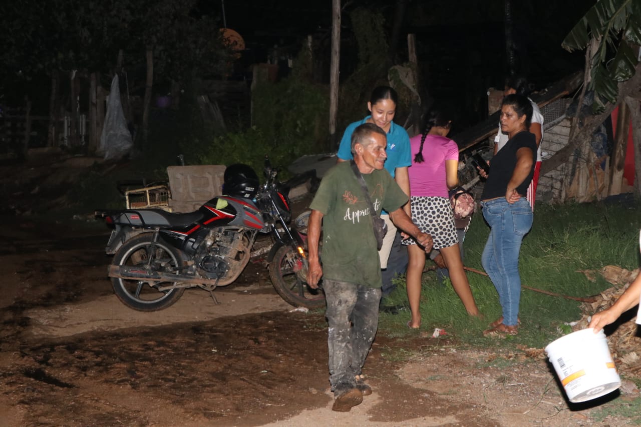 DIF Mazatlán entrega apoyos a familias afectadas por incendio en Acantos