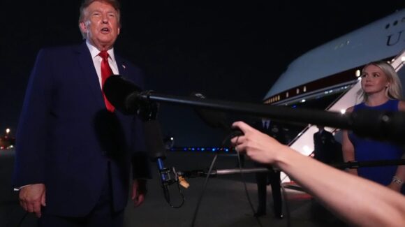 ¡No le quedó de otra! Trump acepta que tuvo que abandonar secretamente el avión presidencial, por amenaza ‘sin importancia’