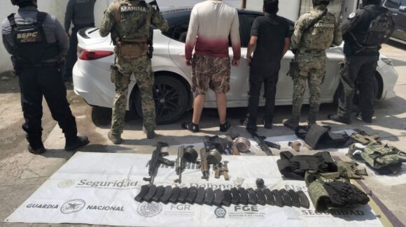 Detienen a dos y aseguran armas, equipo táctico y un explosivo en Operativo Sable en Mazatlán, Sinaloa