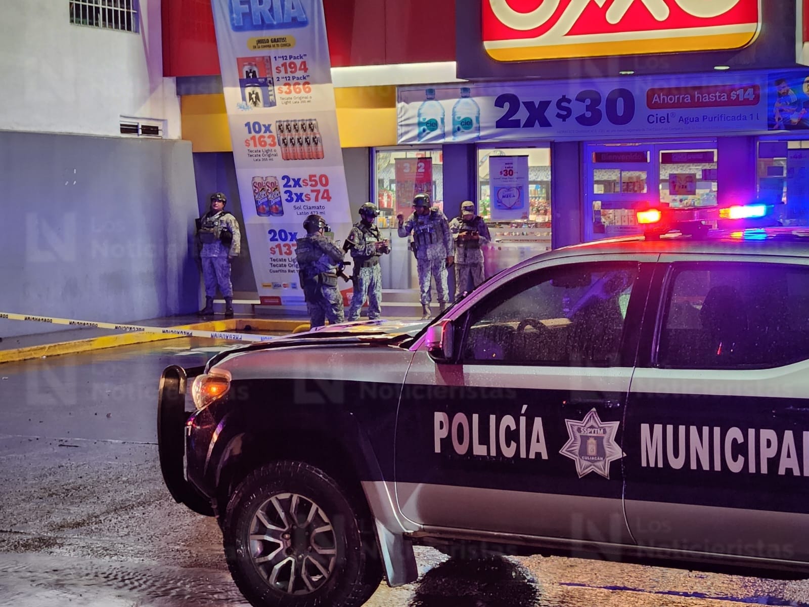 Autoridades de los tres niveles de gobierno resguardan escena del crimen en Culiacán