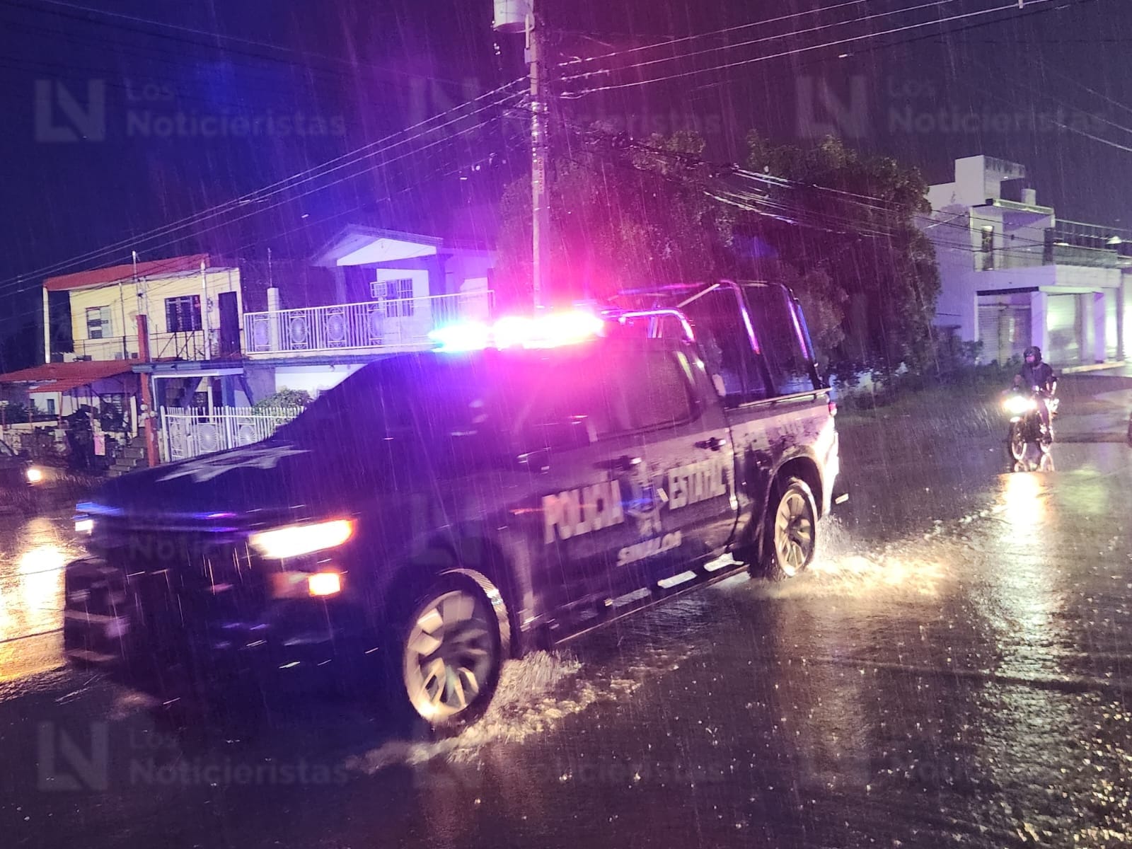 Autoridades de los tres niveles de gobierno resguardan escena del crimen en Culiacán
