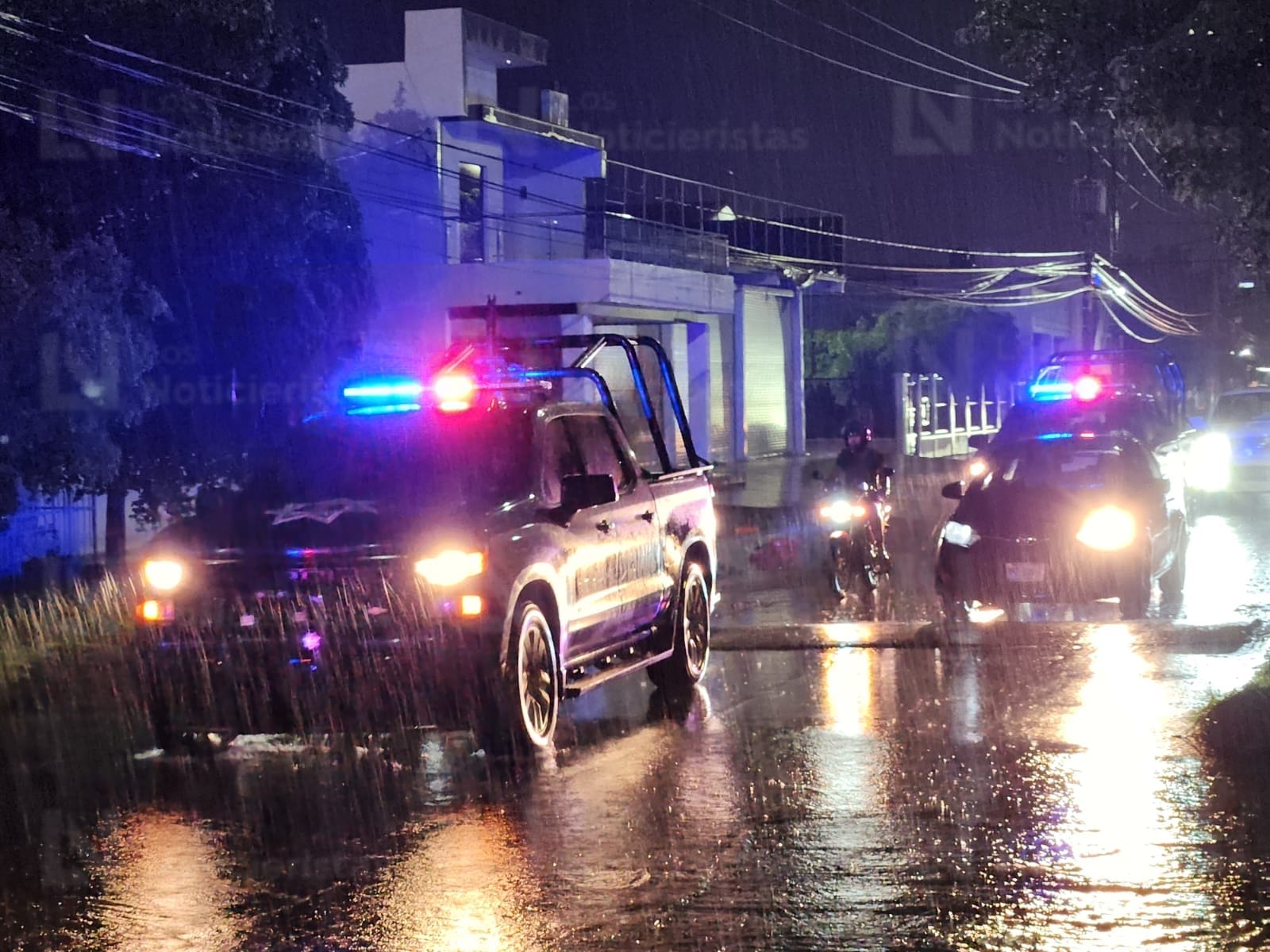 Autoridades de los tres niveles de gobierno resguardan escena del crimen en Culiacán