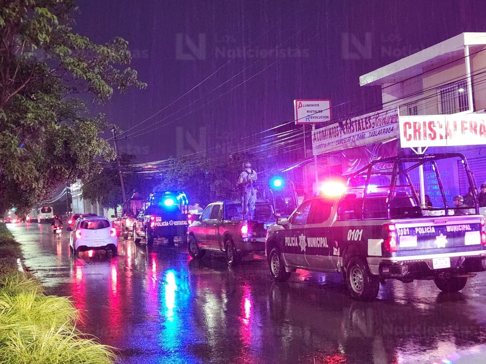 Autoridades de los tres niveles de gobierno resguardan escena del crimen en Culiacán