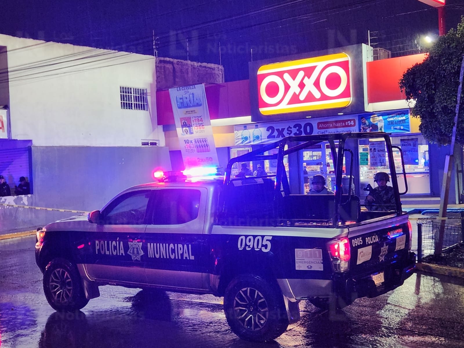 Autoridades de los tres niveles de gobierno resguardan escena del crimen en Culiacán