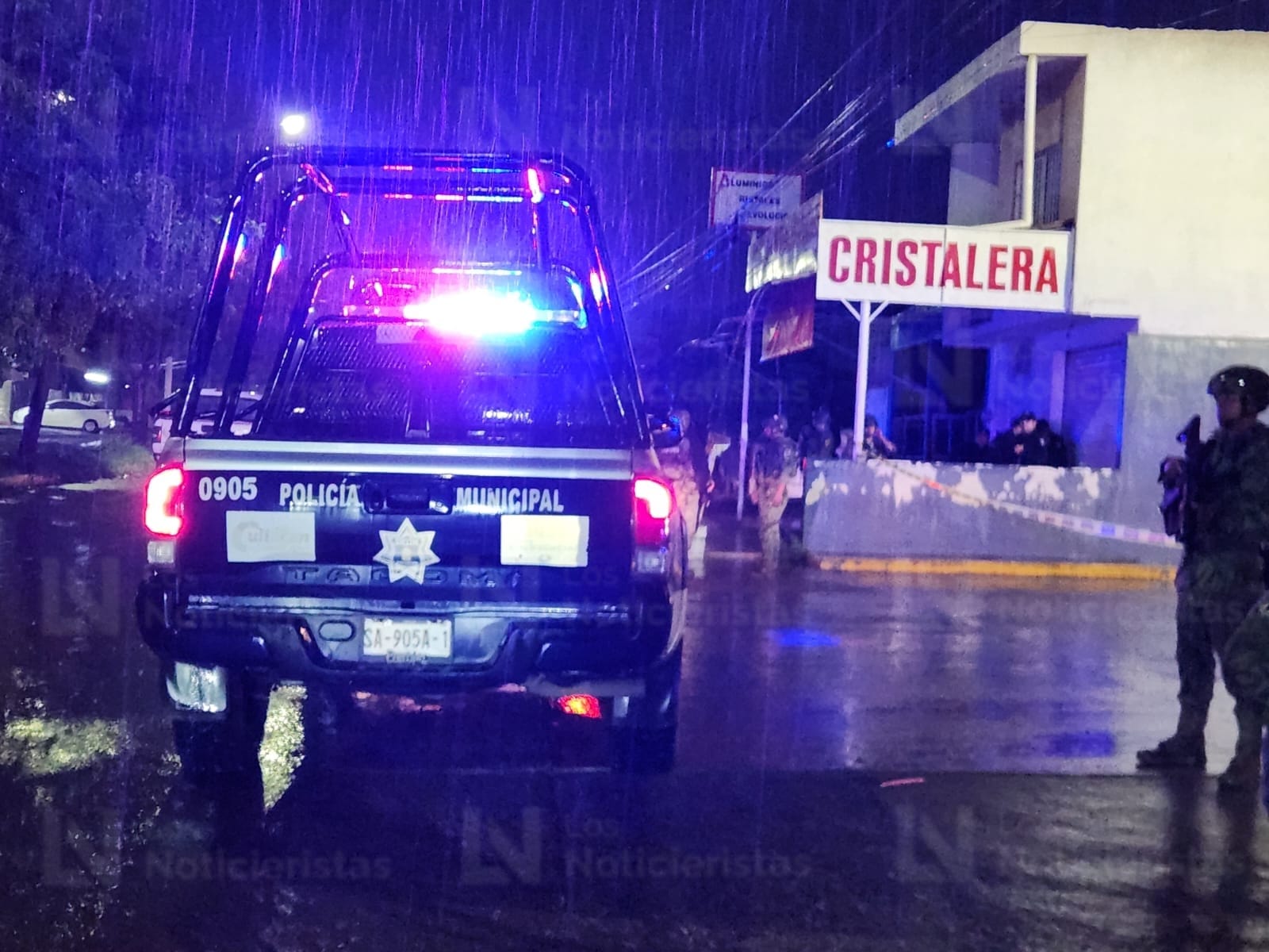 Autoridades de los tres niveles de gobierno resguardan escena del crimen en Culiacán