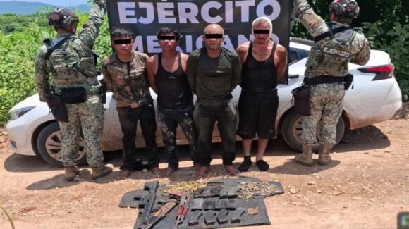 Ejército Mexicano detiene en San Francisquito, Sinaloa, a cuatro personas y aseguran armas y vehículo ilegales