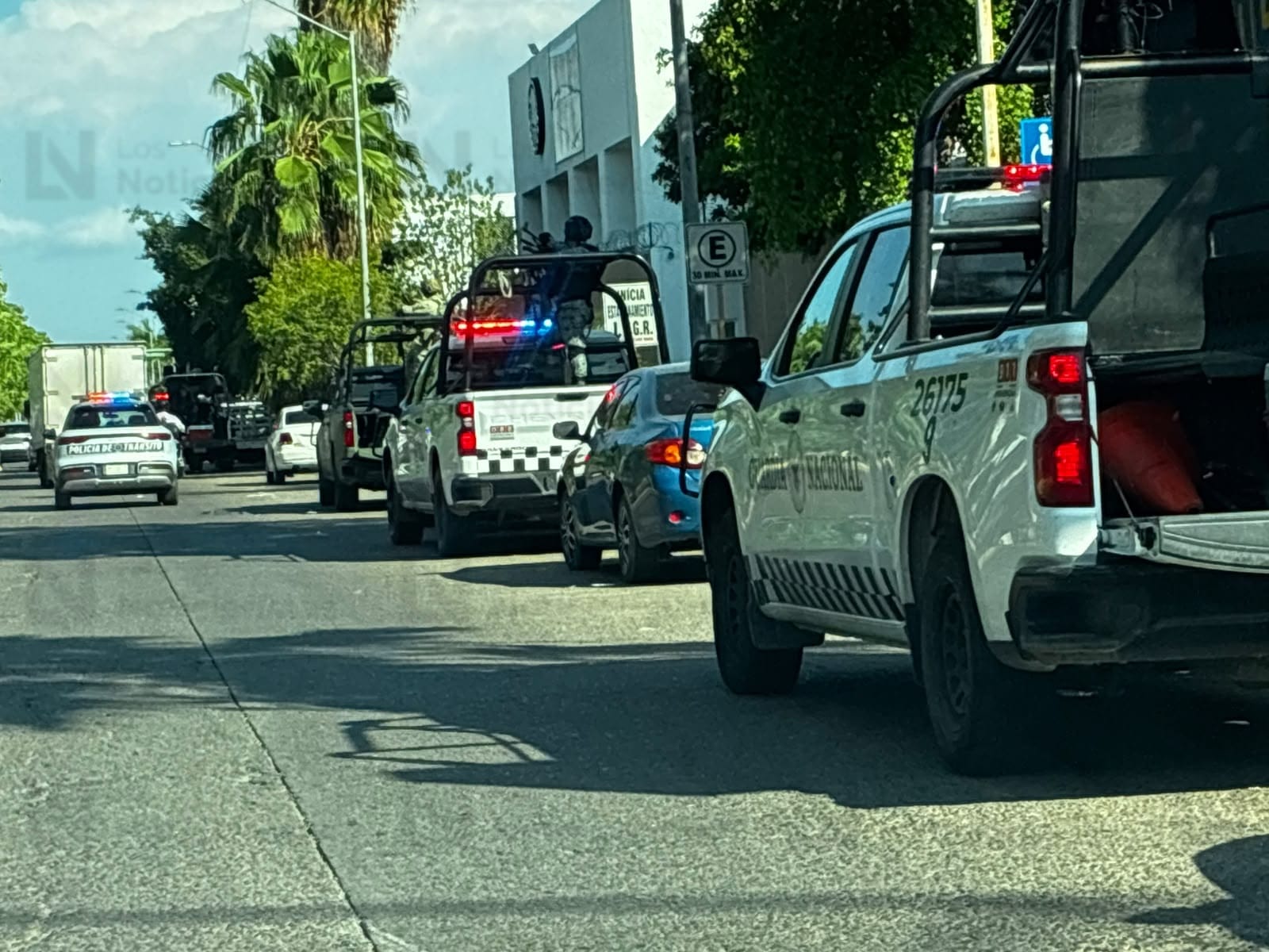 Ejército y GN resguardan FGR de Los Mochis, tras detención de dos hombres con armas de fuego en Choix