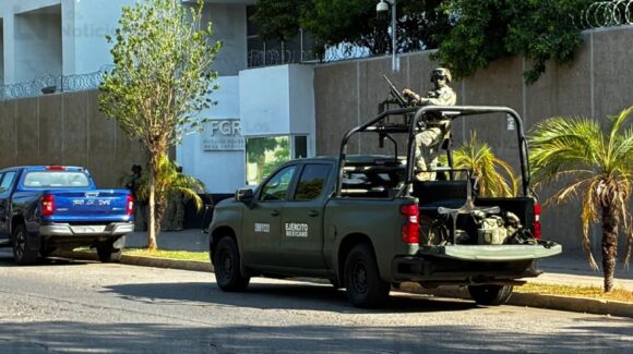 Ejército y GN resguardan FGR de Los Mochis, tras detención de dos hombres con armas de fuego en Choix, Sinaloa