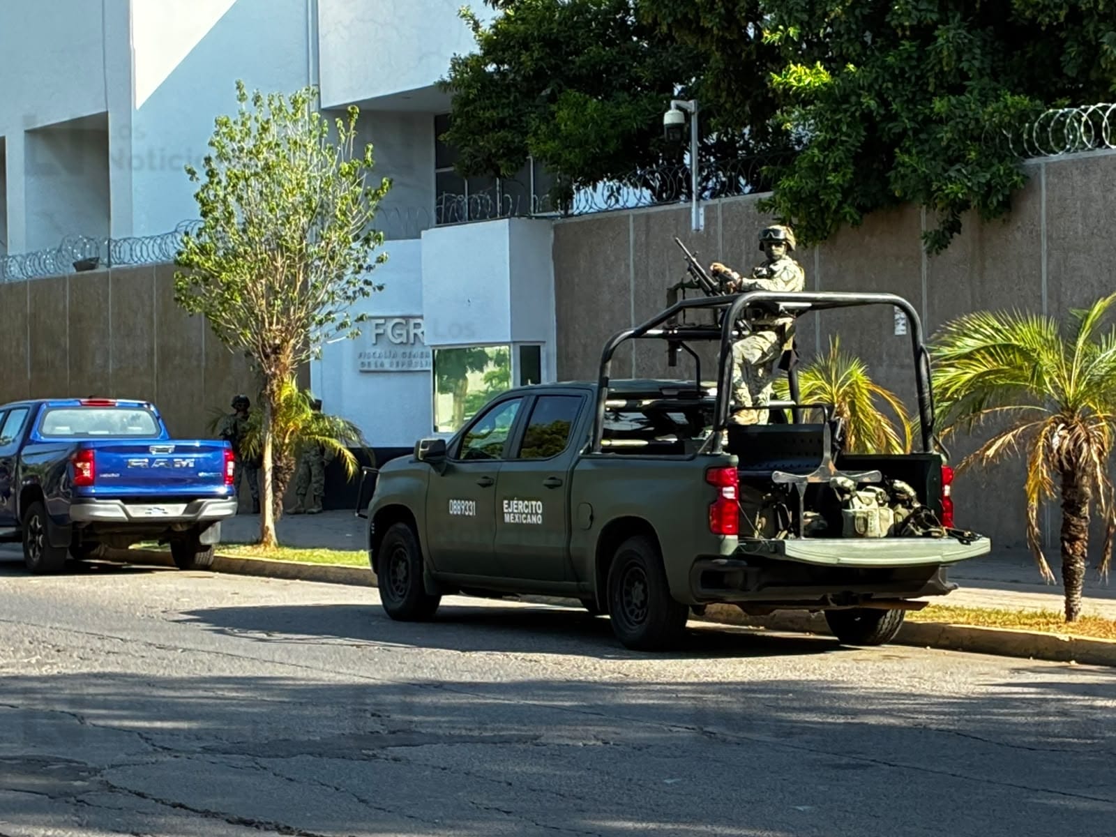 Ejército y GN resguardan FGR de Los Mochis, tras detención de dos hombres con armas de fuego en Choix