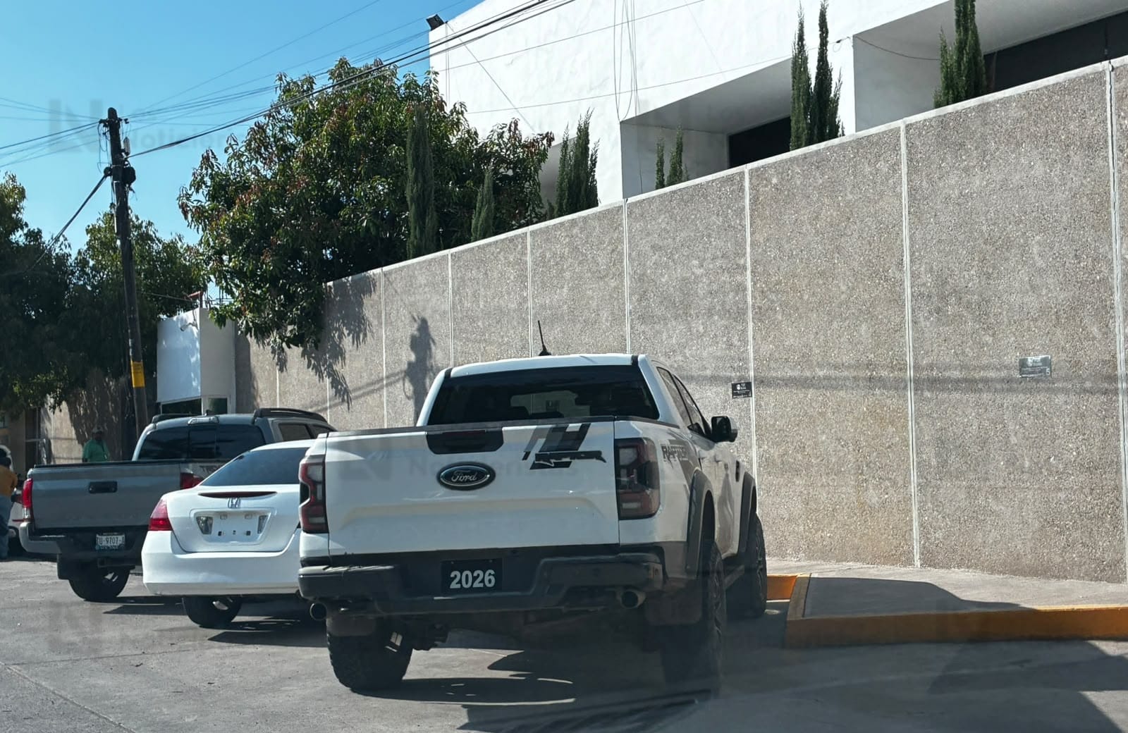 Ejército y GN resguardan FGR de Los Mochis, tras detención de dos hombres con armas de fuego en Choix