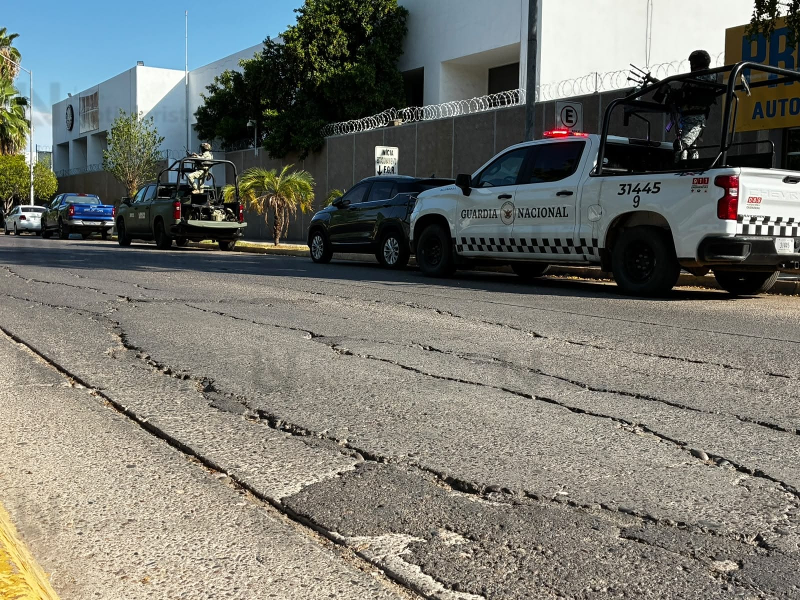 Ejército y GN resguardan FGR de Los Mochis, tras detención de dos hombres con armas de fuego en Choix