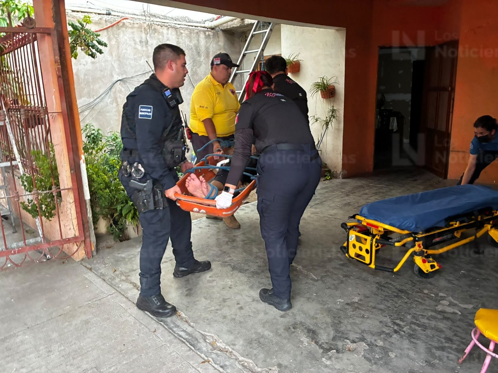 Hombre sufre descarga eléctrica y resulta lesionado en Los Mochis