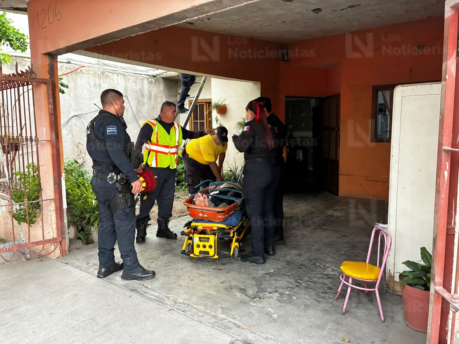 Hombre sufre descarga eléctrica y resulta lesionado en Los Mochis