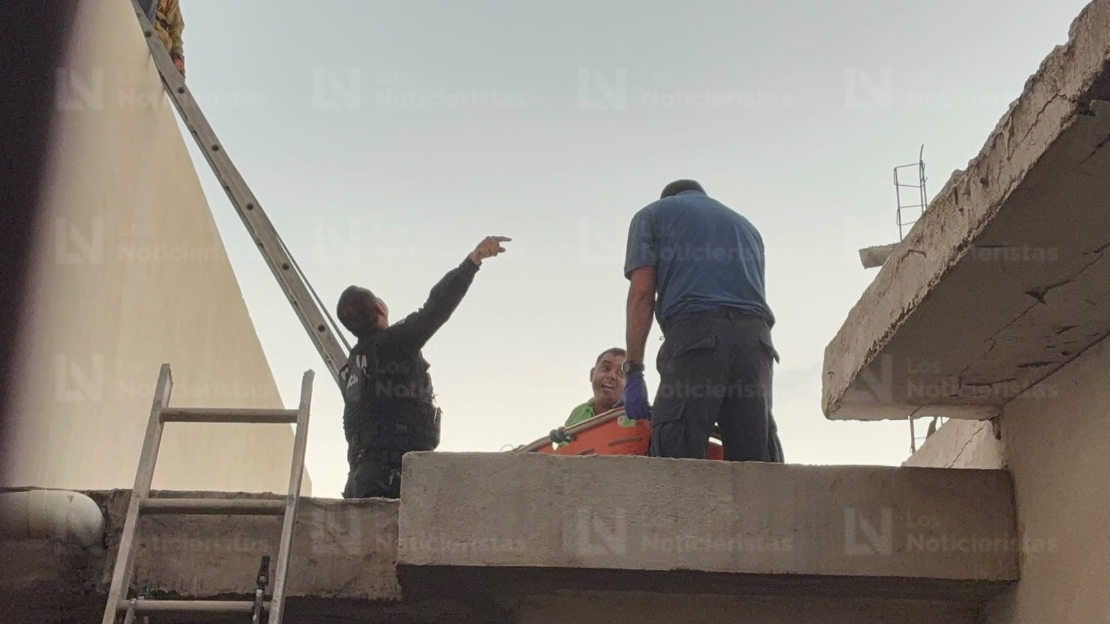 Hombre sufre descarga eléctrica y resulta lesionado en Los Mochis