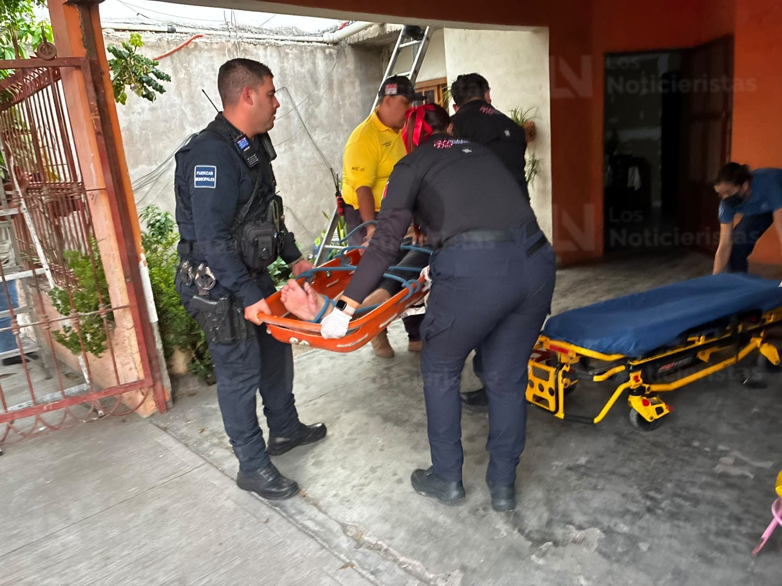 Hombre sufre descarga eléctrica y resulta lesionado en Los Mochis