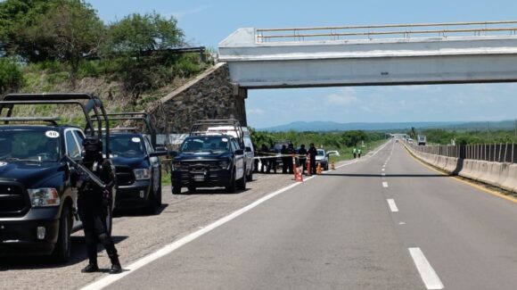 ¡Macabro hallazgo en la Mazatlán-Culiacán! Encuentran a hombre atado y con cuchillo clavado en el pecho