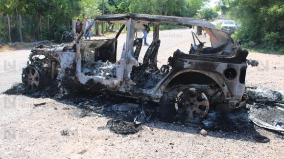 Enfrentamiento deja una camioneta calcinada, decenas de casquillos percutidos y artefactos explosivos en La Cofradía, al sur de Mazatlán