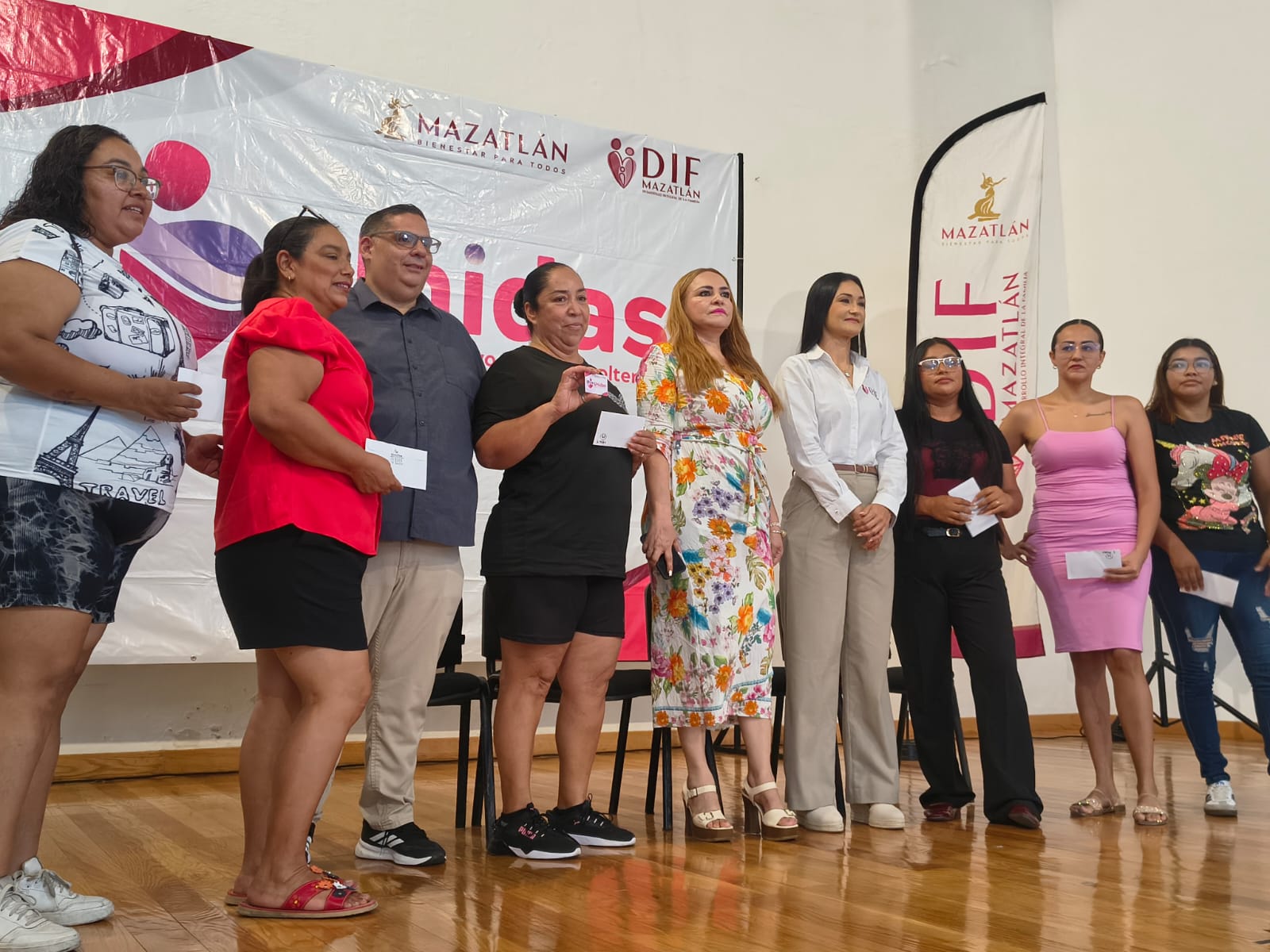 Entrega de apoyos económicos a madres solteras de Mazatlán
