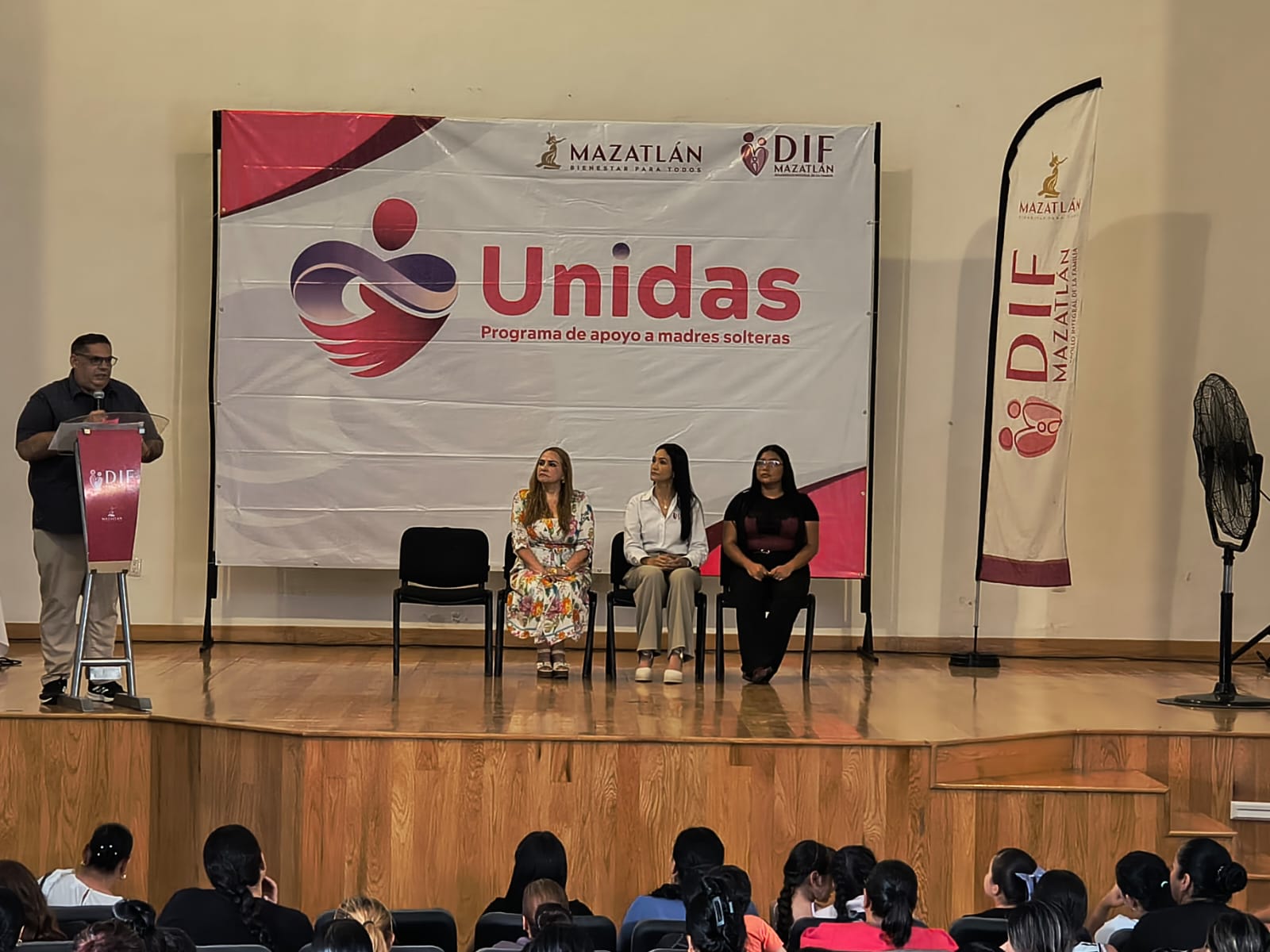 Entrega de apoyos económicos a madres solteras de Mazatlán