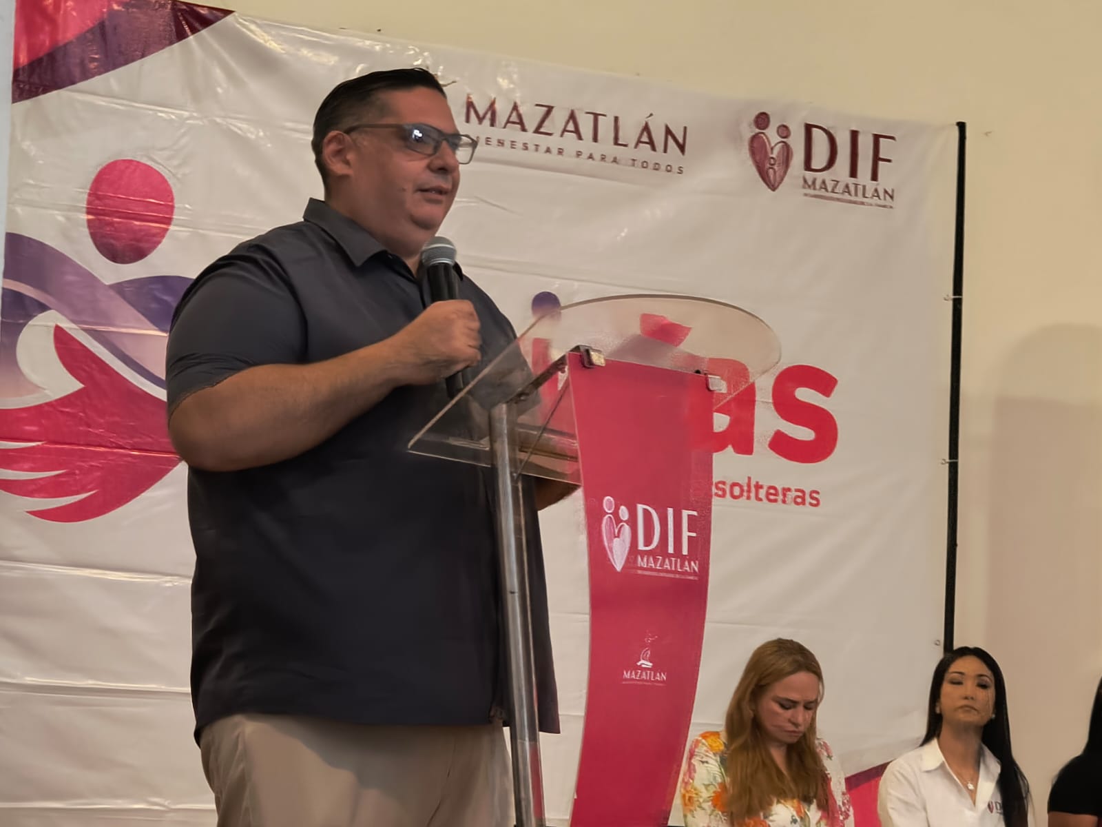 Entrega de apoyos económicos a madres solteras de Mazatlán