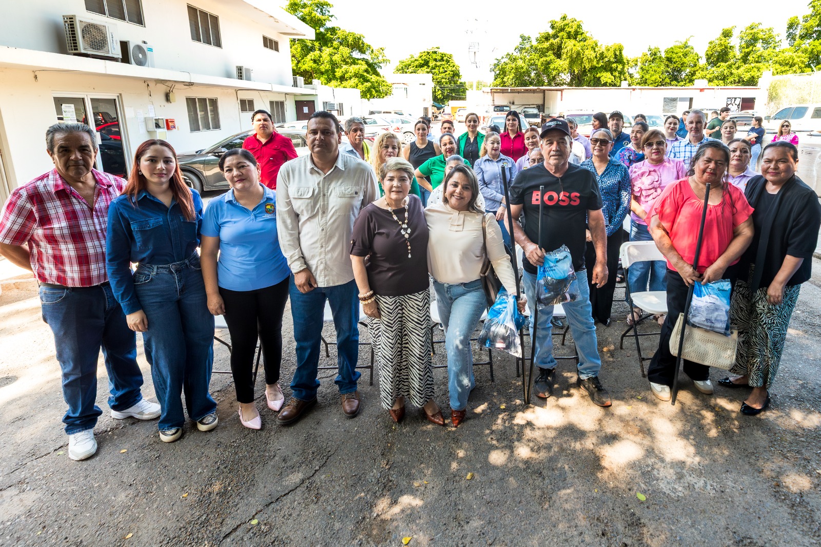 Entrega de tinacos y cisternas en comunidades de Guasave