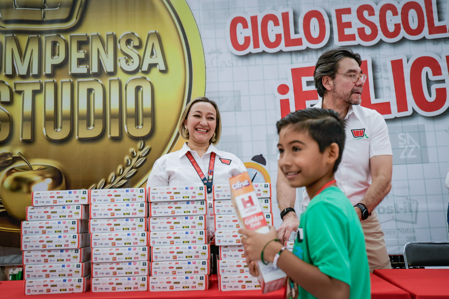 Entrega de útiles escolares “Ley Recompensa tu Estudio”