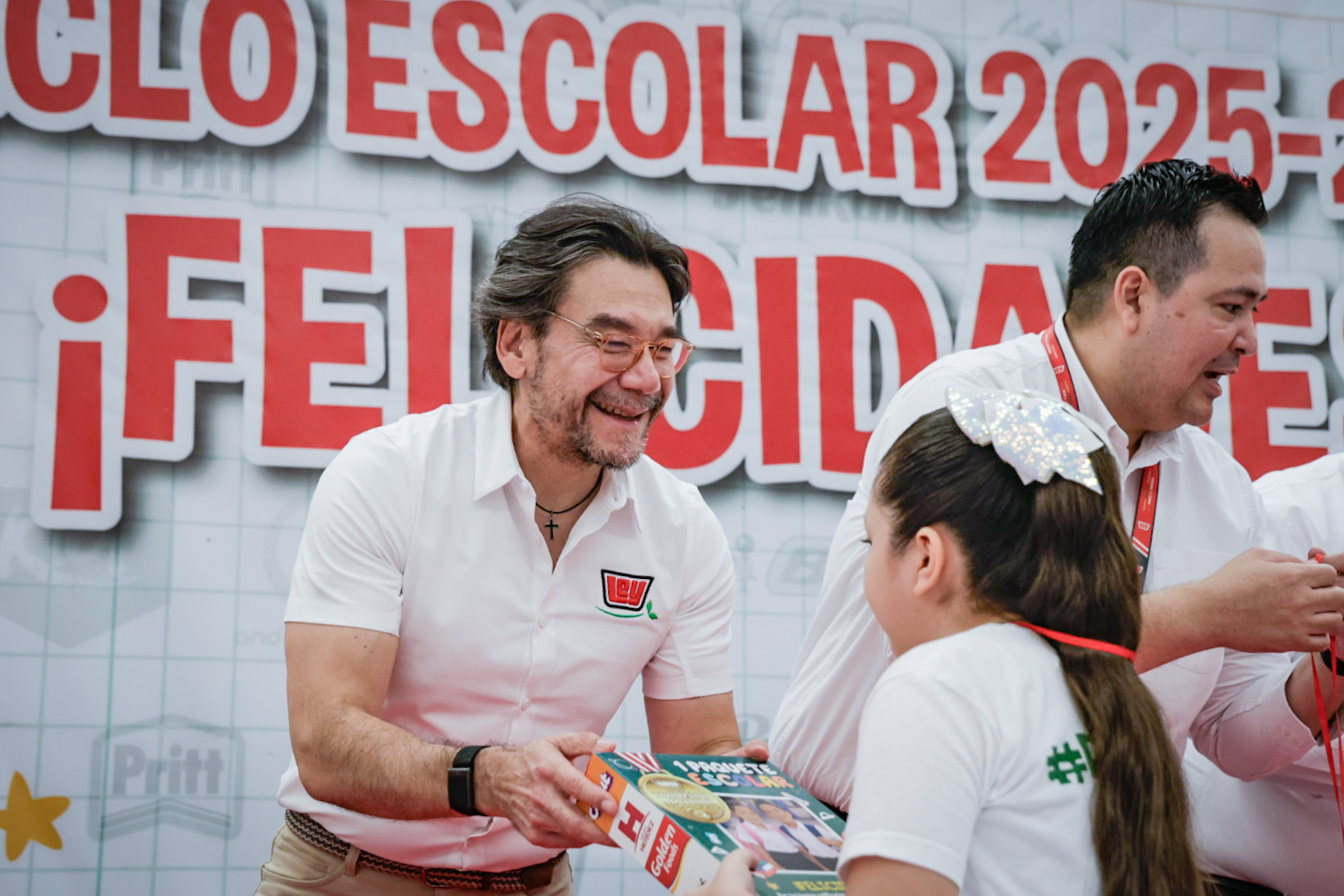 Entrega de útiles escolares “Ley Recompensa tu Estudio”
