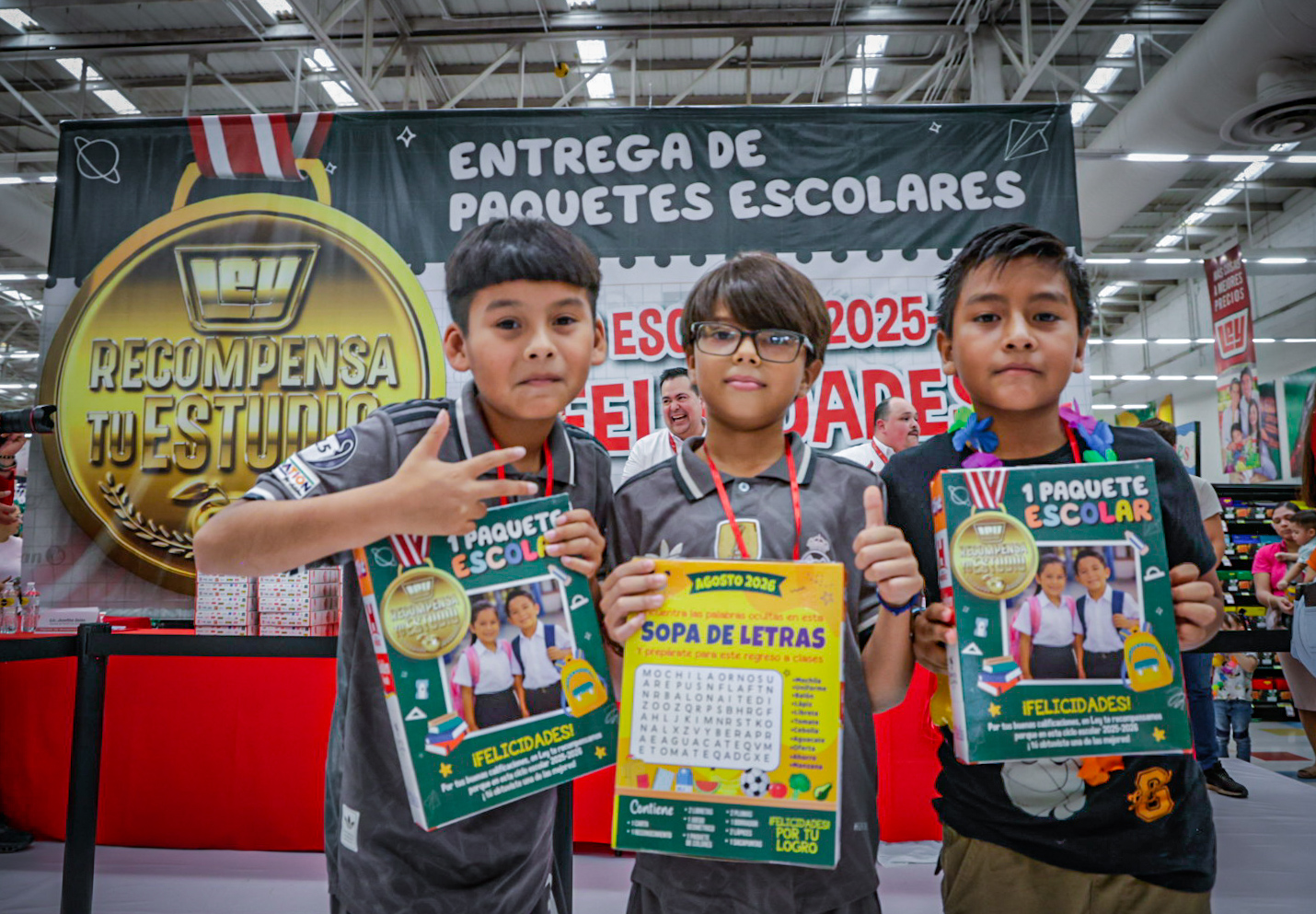 Entrega de útiles escolares “Ley Recompensa tu Estudio”