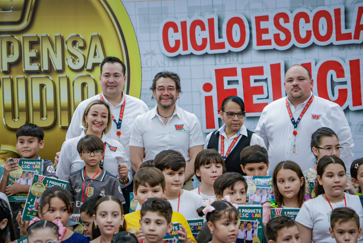 Entrega de útiles escolares “Ley Recompensa tu Estudio”