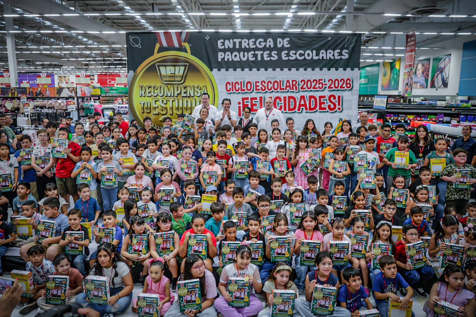 Entrega de útiles escolares “Ley Recompensa tu Estudio”