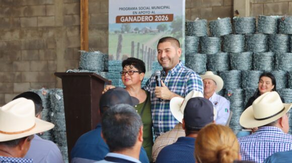 Continúan los apoyos para el sector ganadero de Badiraguato, Sinaloa; José Paz López entrega alambre de púas para remiendo