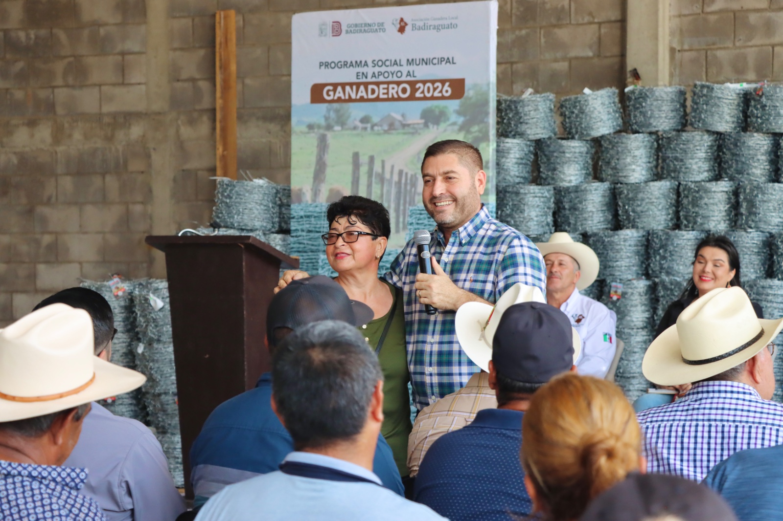 Entregan alambra de púas a ganaderos de Badiraguato