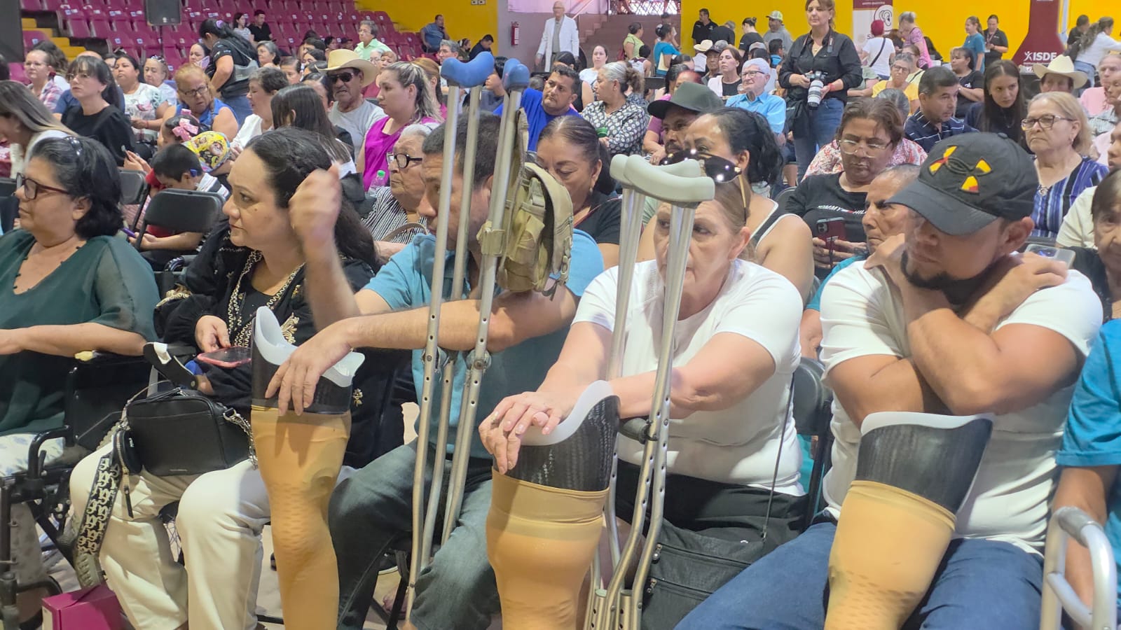 Entregan apoyos funcionales y asistenciales en Culiacán
